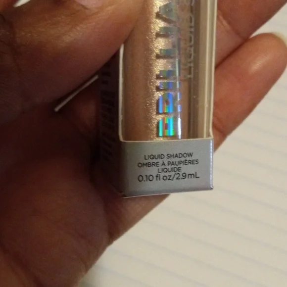 L'Oreal Paris *Brilliant Eyes* Liquid Eye Shadow - Picture 2 of 5